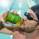Nadador Tomando Kombucha
