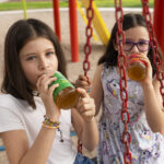 Niñas en Juegos Tomando Kombucha