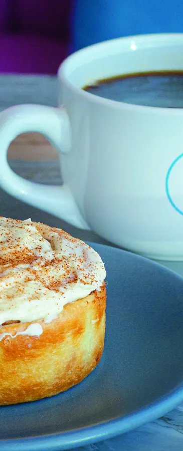 Combo Amigo de Bakings: café americano y cinnamon roll