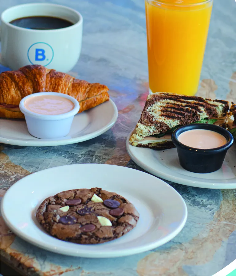 Combo Sandwich de Bakings: sándwich, galleta, jugo de naranja y café