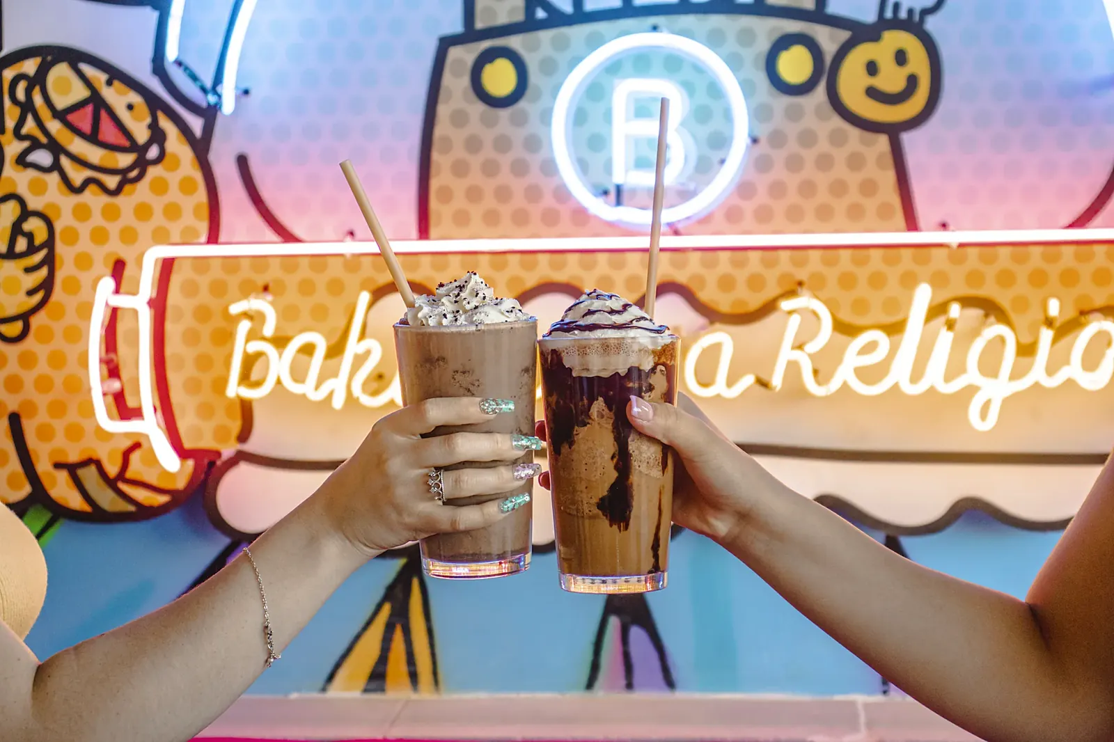 Dos frappés frente al neón de Bakings
