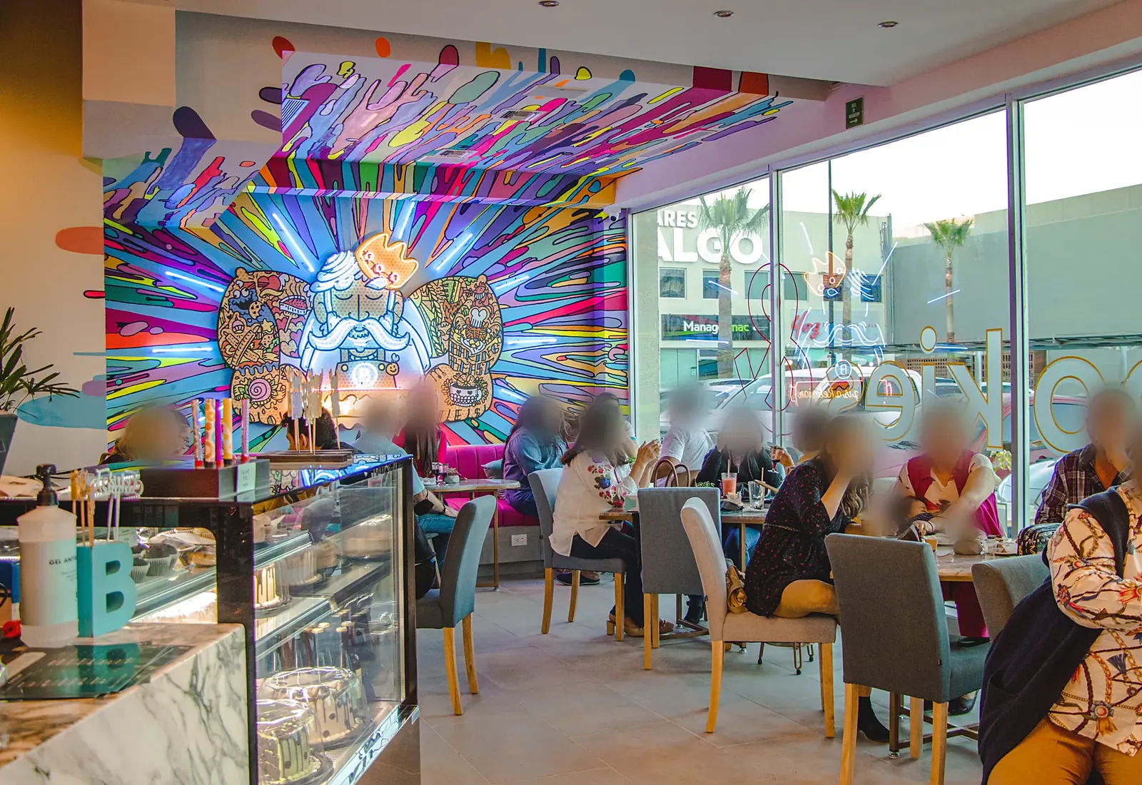 Interior de la cafetería Bakings en Torreón