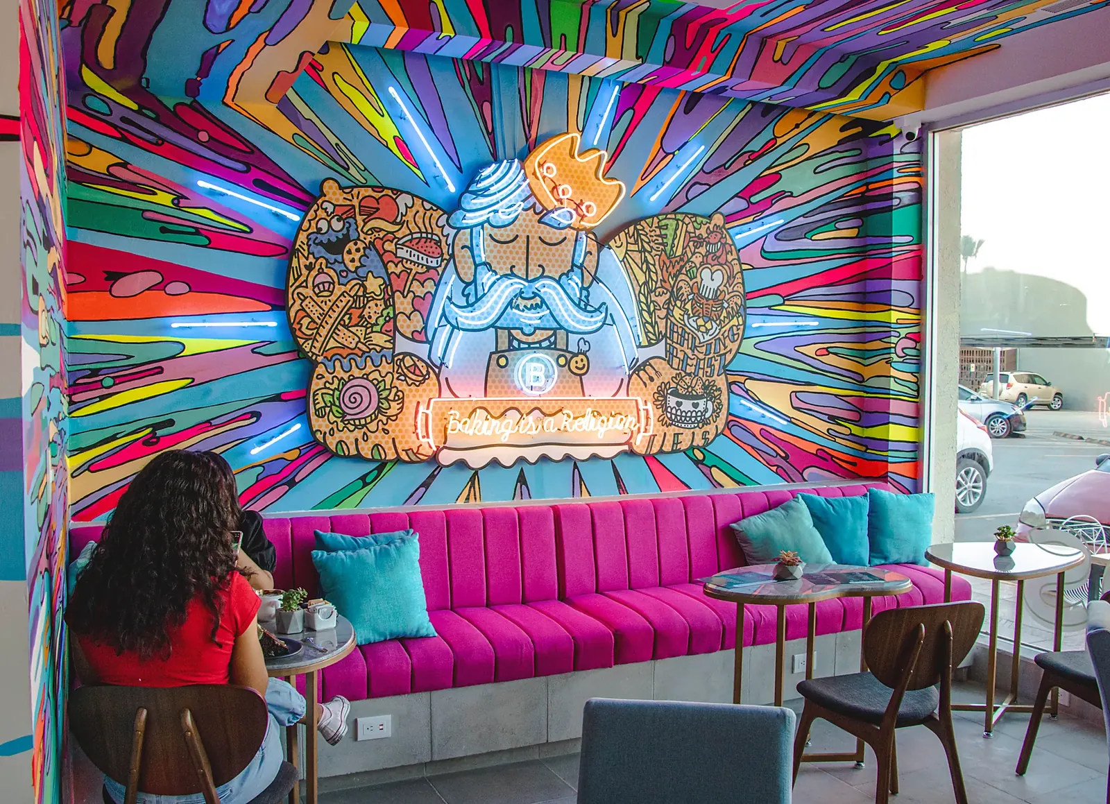 Mural de colores y sillón rosa en Bakings Torreón