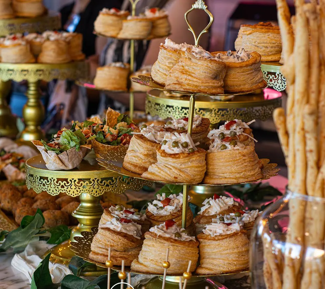 Mesa de catering de Bakings con vol-au-vents y bocadillos