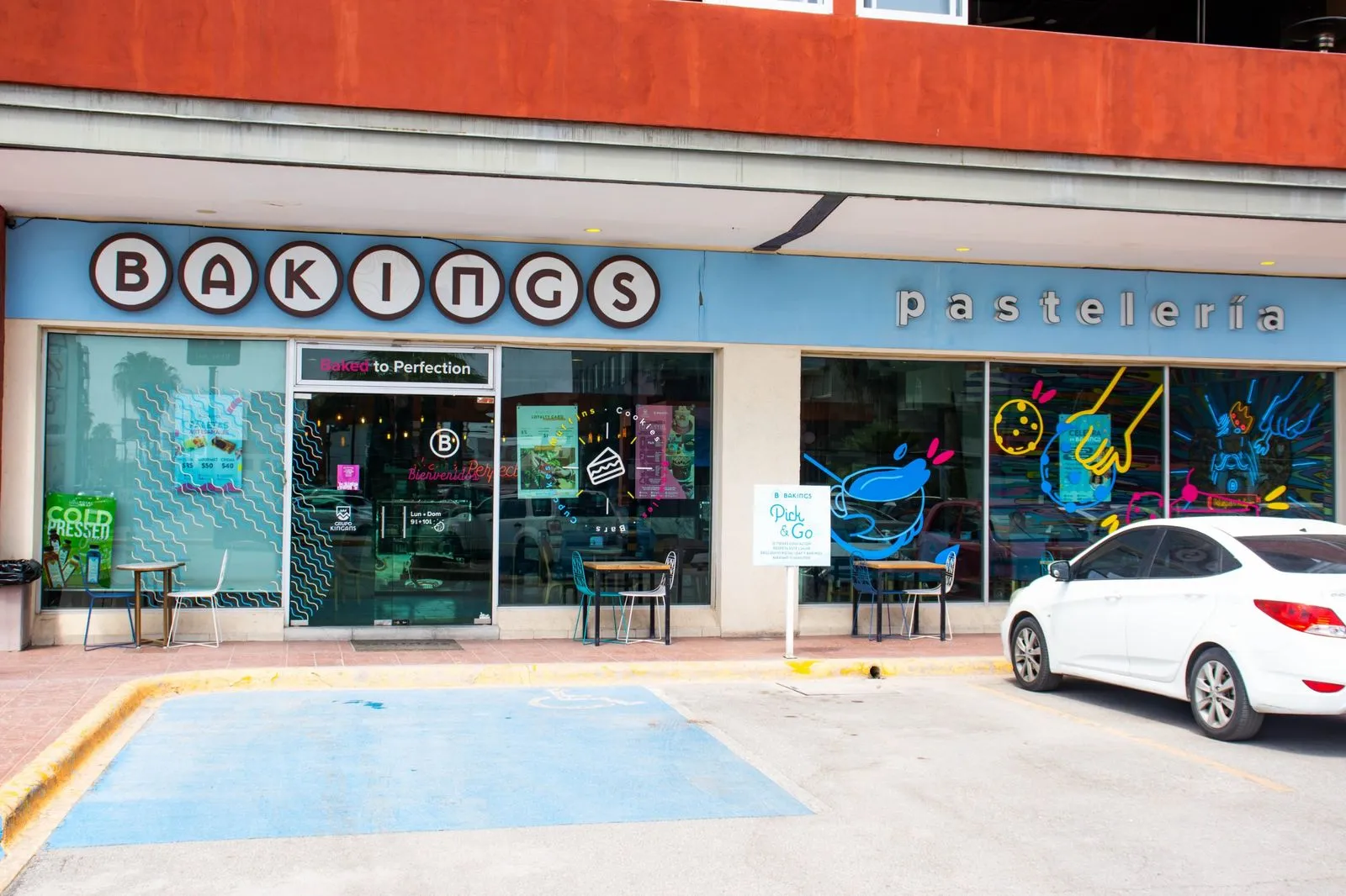 Fachada de Bakings en Plaza Real, Torreón