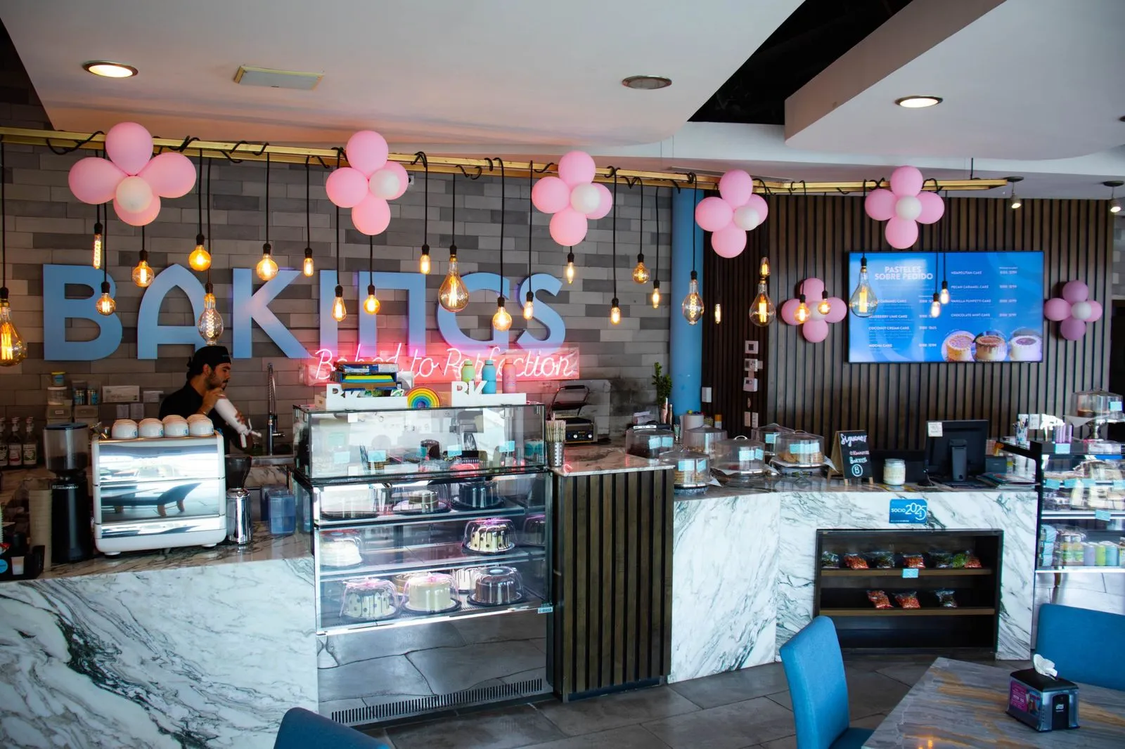 Mostrador de Bakings con la vitrina de pasteles y la barra de café