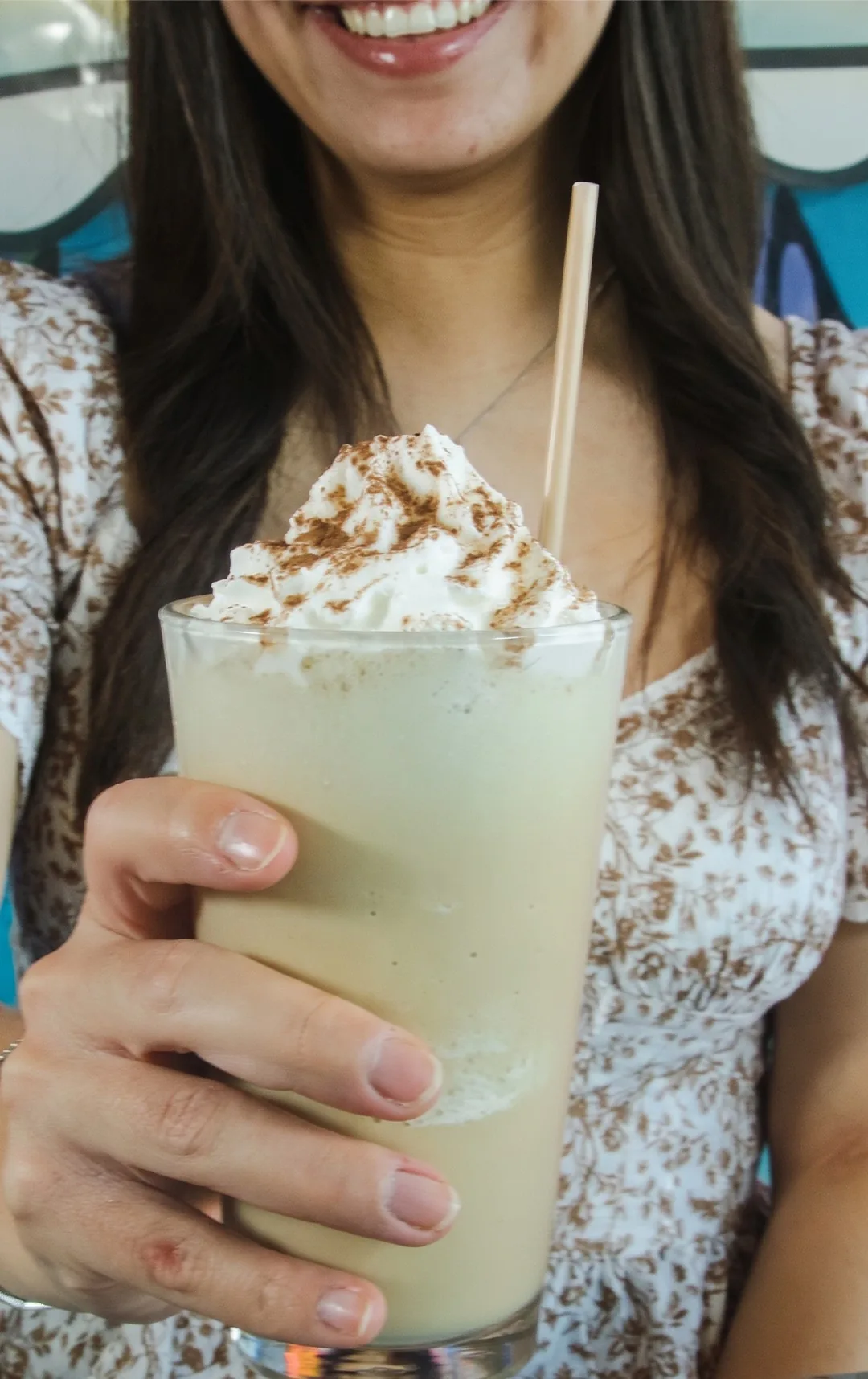 Clienta con un frappé de Bakings en Torreón