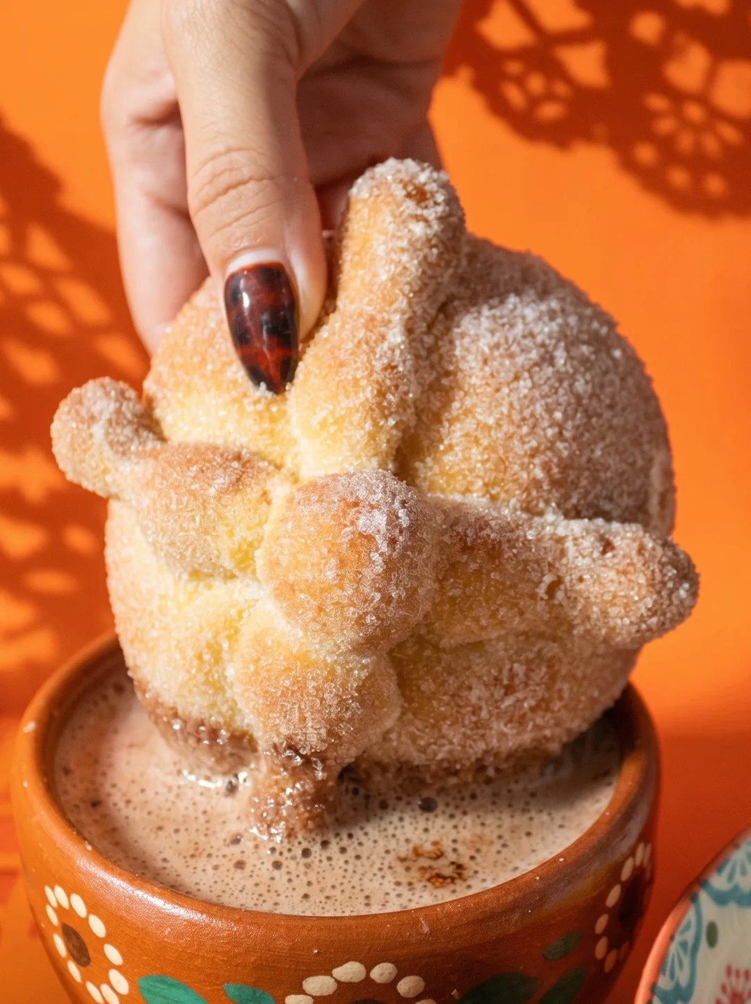 Pan de muerto tradicional con chocolate caliente en Bakings