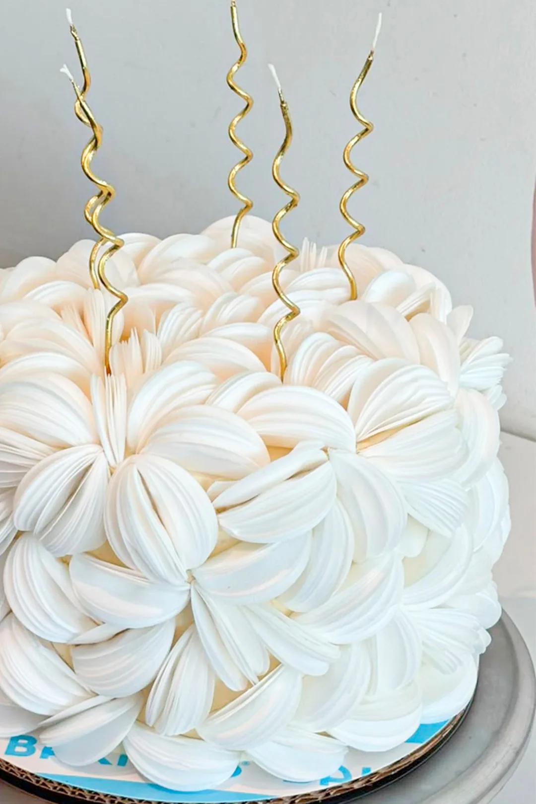 Pastel personalizado de Bakings con betún en forma de pétalos